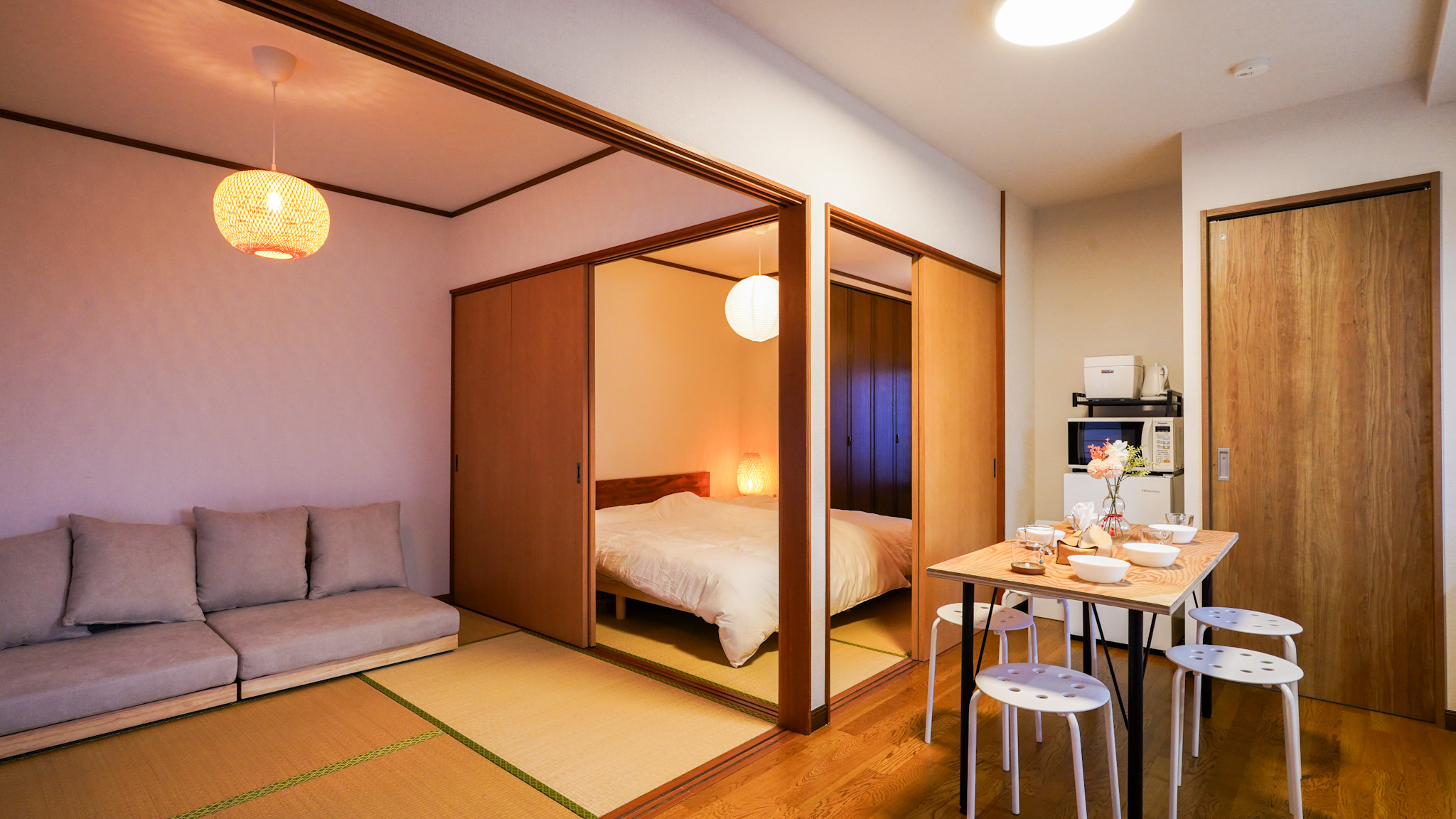 Haneda Stay MAROの畳のリビング、寝室、ダイニング